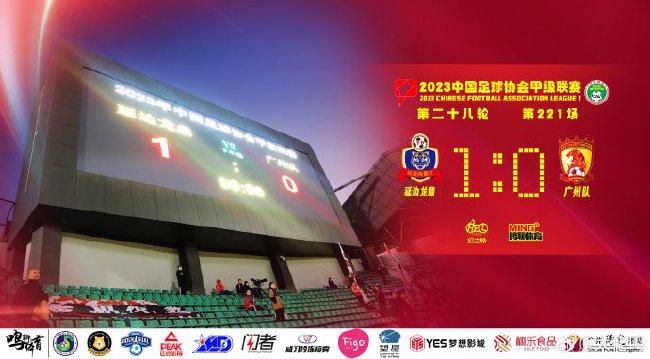 在中国汗青上的208位天子当中，乾隆（刘永 饰）89岁最寿，而这位自称“十全白叟”的天子素性风骚，爱好与年夜臣逗趣。主持编撰《四库全书》的刘墉（李昆 饰）机灵过人，几次用连珠趣话解开乾隆的刁钻题目。乾隆、刘墉与鄂容安一行微服下扬州，一路上，鄂容安鼓动乾隆与刘墉对赌，后者巧言如簧令天子没法告捷，刚巧扬州八怪之一郑板桥（岳华 饰）谢绝为天子作画，乾隆遂难为刘墉获得郑板桥墨宝，不想刘墉再次到手。乾隆与鄂容安独自出行，于路为女乐年夜凤（惠英红 饰）得救后又巧遇妙算子，各种奇遇以后，乾隆又获得了难为刘墉的新法子……
